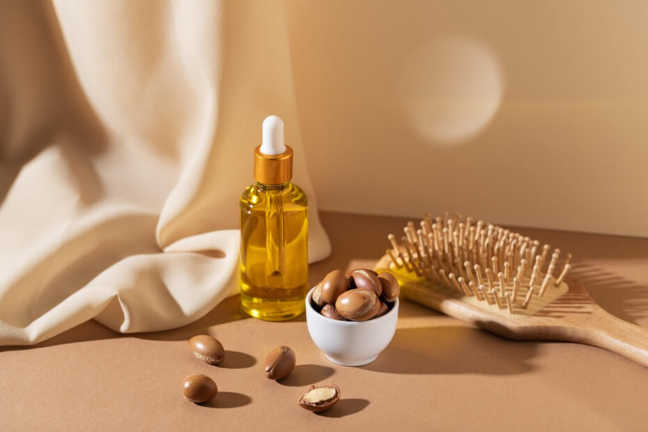 Foriu te sugiere echarte aceite en el cabello para cuidarlo en la playa.